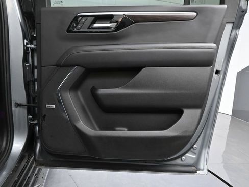 Used 2025 Chevrolet Suburban Premier image 38