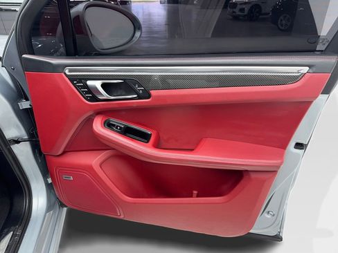 Used 2021 Porsche Macan Turbo image 39