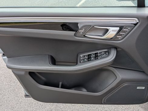 Certified 2022 Porsche Macan S AWD/4WD image 22