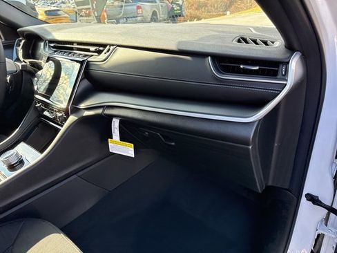 New 2025 Jeep Grand Cherokee Laredo X w/ Luxury Tech Group I image 33