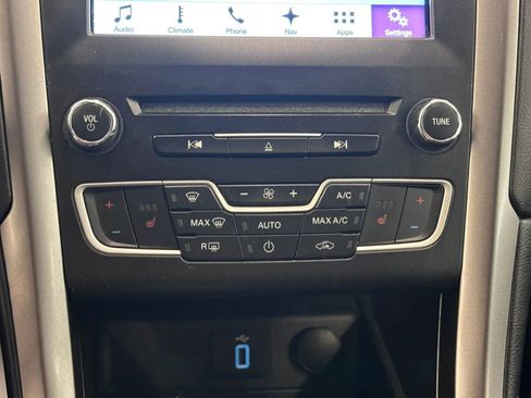 Used 2017 Ford Fusion SE w/ Fusion SE Technology Package FWD image 43