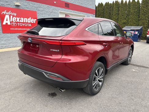 Used 2022 Toyota Venza LE image 3