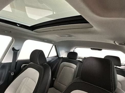 Used 2025 Hyundai Venue SEL FWD image 13