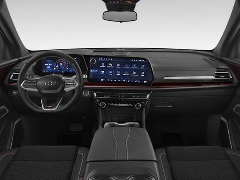 Used 2024 Chevrolet Traverse Z71 image 3