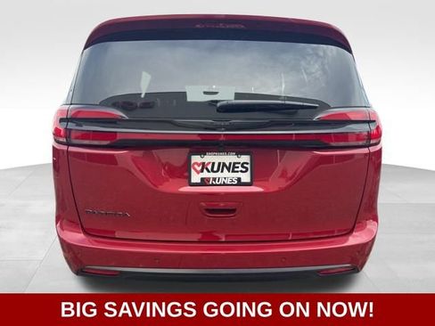 New 2026 Chrysler Pacifica Select image 9