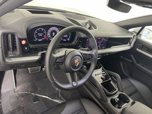 Used 2025 Porsche Cayenne Coupe AWD/4WD image 4