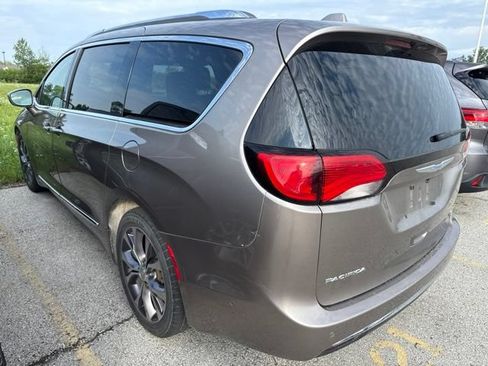 Used 2018 Chrysler Pacifica Limited w/ Tire & Wheel Group FWD image 3