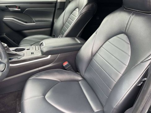 Used 2022 Toyota Highlander XLE FWD image 23