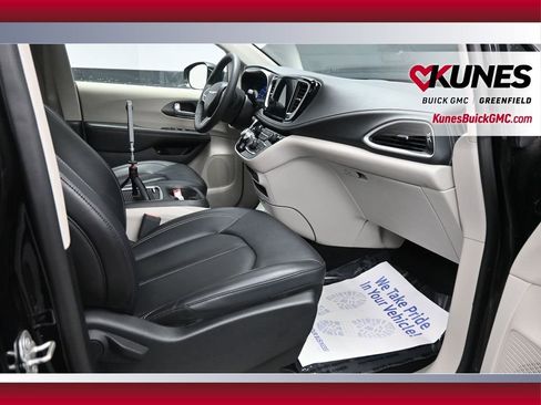 Used 2024 Chrysler Pacifica Select FWD image 19