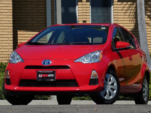 Used 2014 Toyota Prius C One image 2