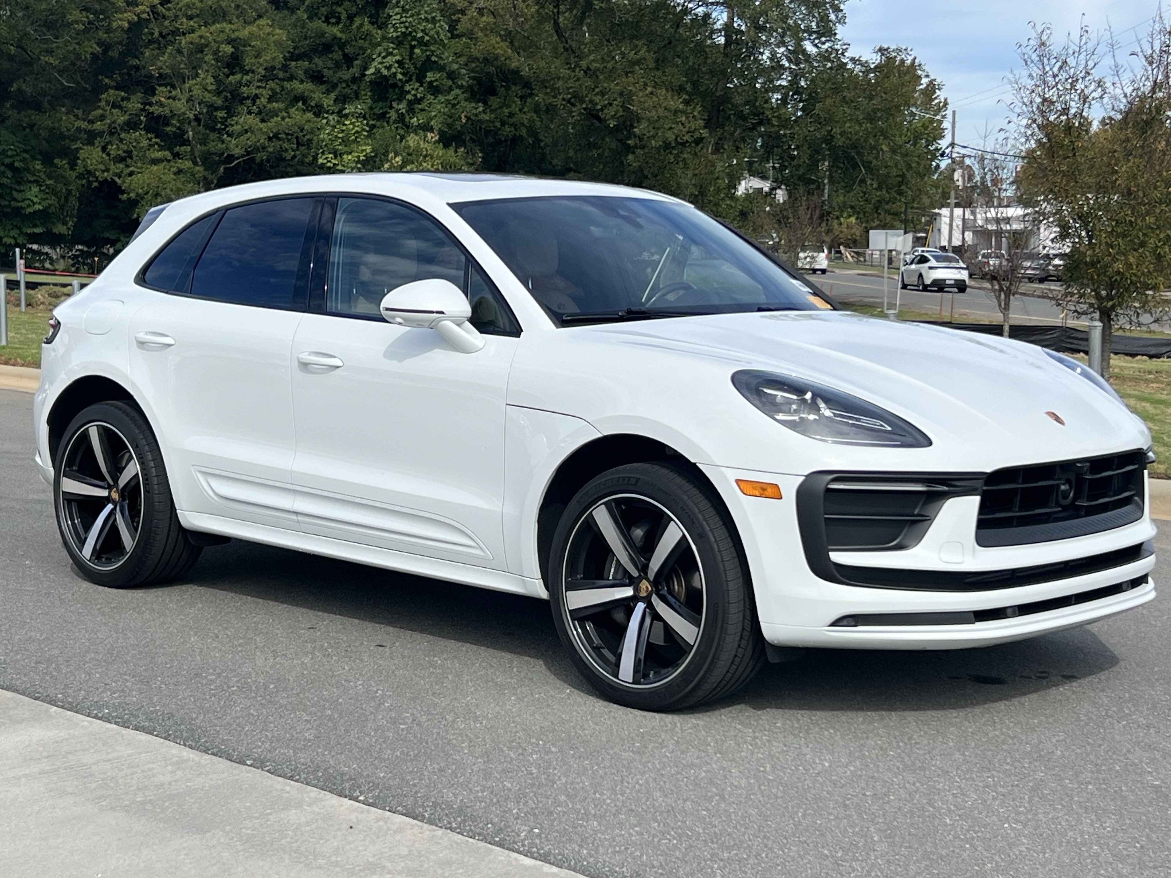 Used 2023 Porsche Macan AWD/4WD image 2