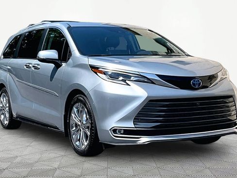 Certified 2023 Toyota Sienna Platinum FWD image 3