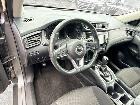 Used 2018 Nissan Rogue SV image 12