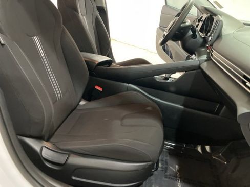 Used 2022 Hyundai Elantra Blue image 23
