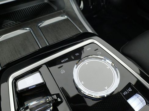 Used 2024 BMW 740i xDrive image 52