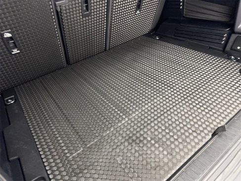 Used 2025 Land Rover Defender 110 S image 79