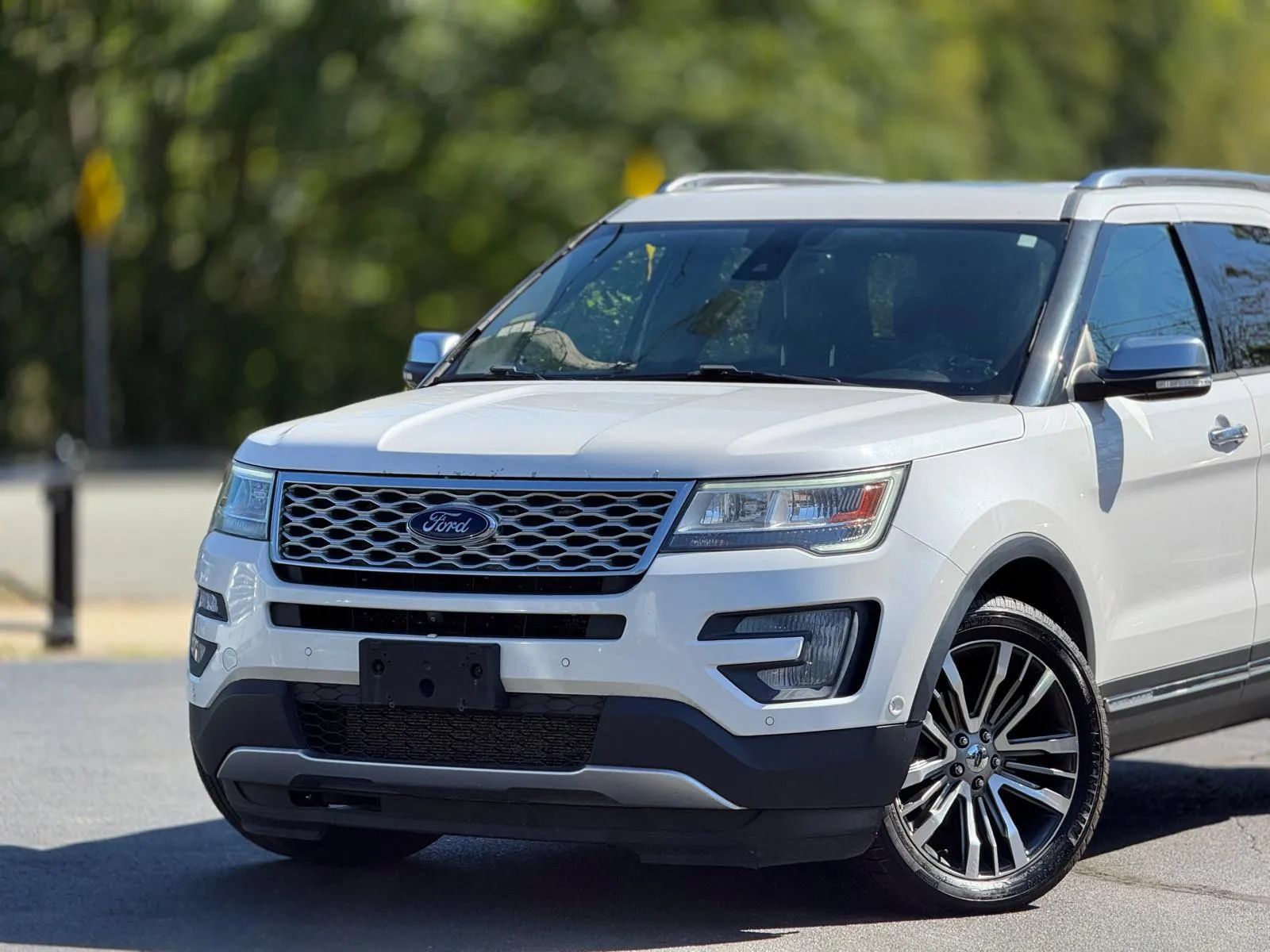 Used 2017 Ford Explorer Platinum AWD/4WD image 3