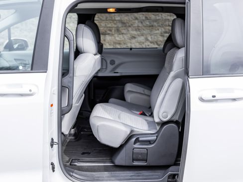 Used 2025 Toyota Sienna LE image 22