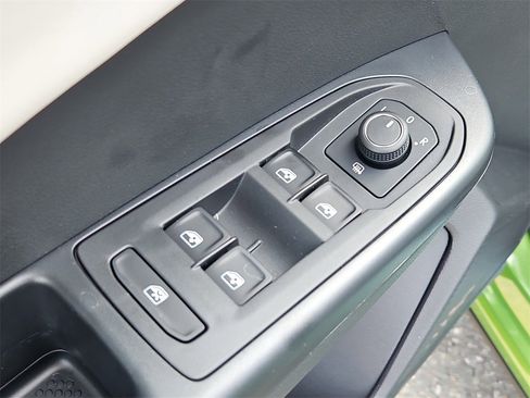 New 2025 Volkswagen Taos SE image 17