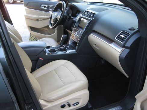 Used 2016 Ford Explorer Limited FWD image 33