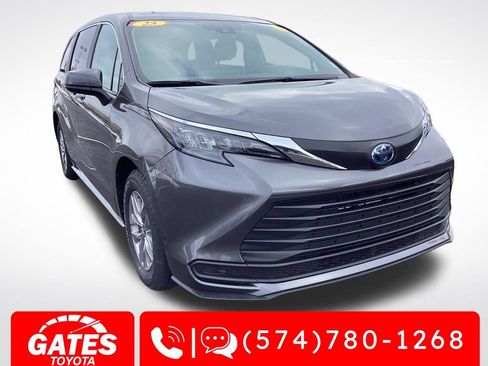 Used 2025 Toyota Sienna LE image 1