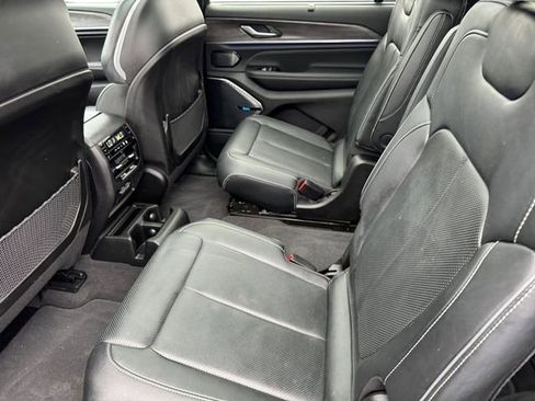 Used 2022 Jeep Grand Cherokee L Overland w/ Luxury Tech Group IV AWD/4WD image 16