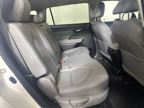 Used 2023 Toyota Highlander XLE AWD/4WD image 23