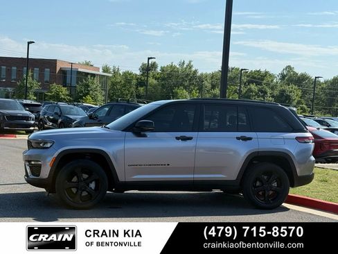 Used 2023 Jeep Grand Cherokee Limited w/ Luxury Tech Group II AWD/4WD image 4
