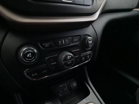 Used 2015 Jeep Cherokee Latitude w/ Comfort/Convenience Group image 19