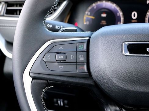 Used 2025 Jeep Grand Cherokee Laredo image 14