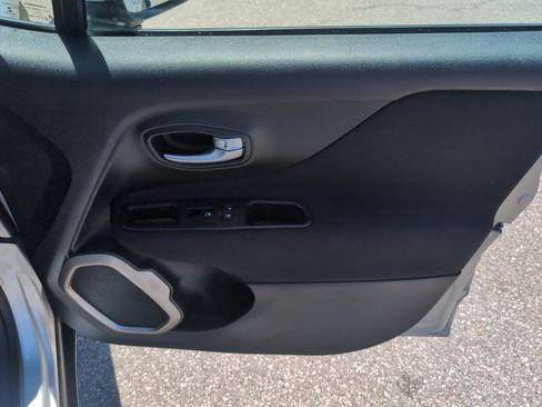Used 2017 Jeep Renegade Latitude AWD/4WD image 19