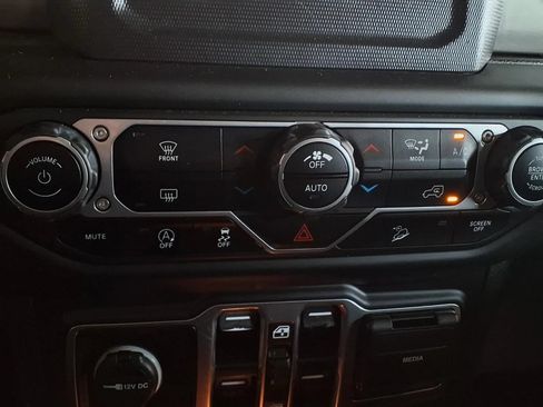 Used 2020 Jeep Wrangler Unlimited Sahara AWD/4WD image 19