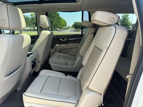 Used 2021 GMC Yukon XL Denali w/ Denali Premium Package AWD/4WD image 18
