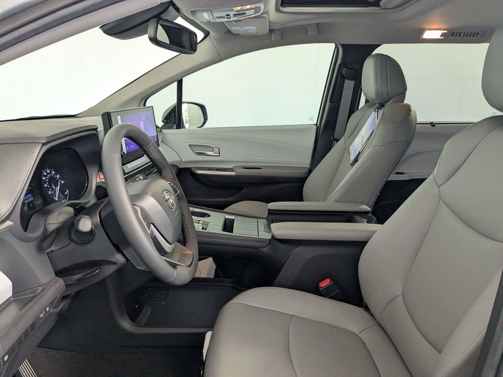 Certified 2025 Toyota Sienna XLE FWD image 10