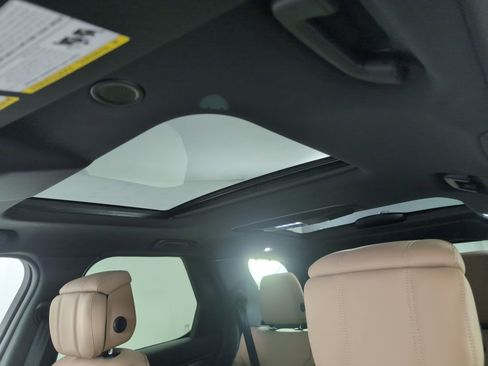 Used 2025 Land Rover Discovery Dynamic SE image 13