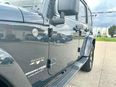 Used 2018 Jeep Wrangler Unlimited Sahara w/ Connectivity Group AWD/4WD image 24