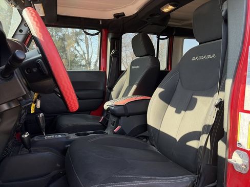 Used 2017 Jeep Wrangler Unlimited Sahara w/ Connectivity Group image 10