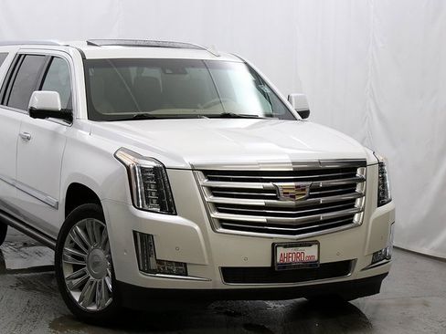 Used 2018 Cadillac Escalade ESV Platinum image 2