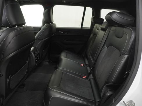 Used 2023 Jeep Grand Cherokee Altitude image 18