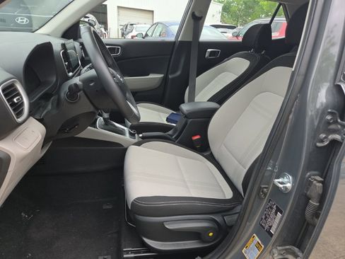 Used 2025 Hyundai Venue SEL image 5