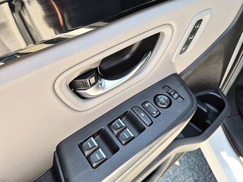 Used 2025 Honda Pilot Touring image 13