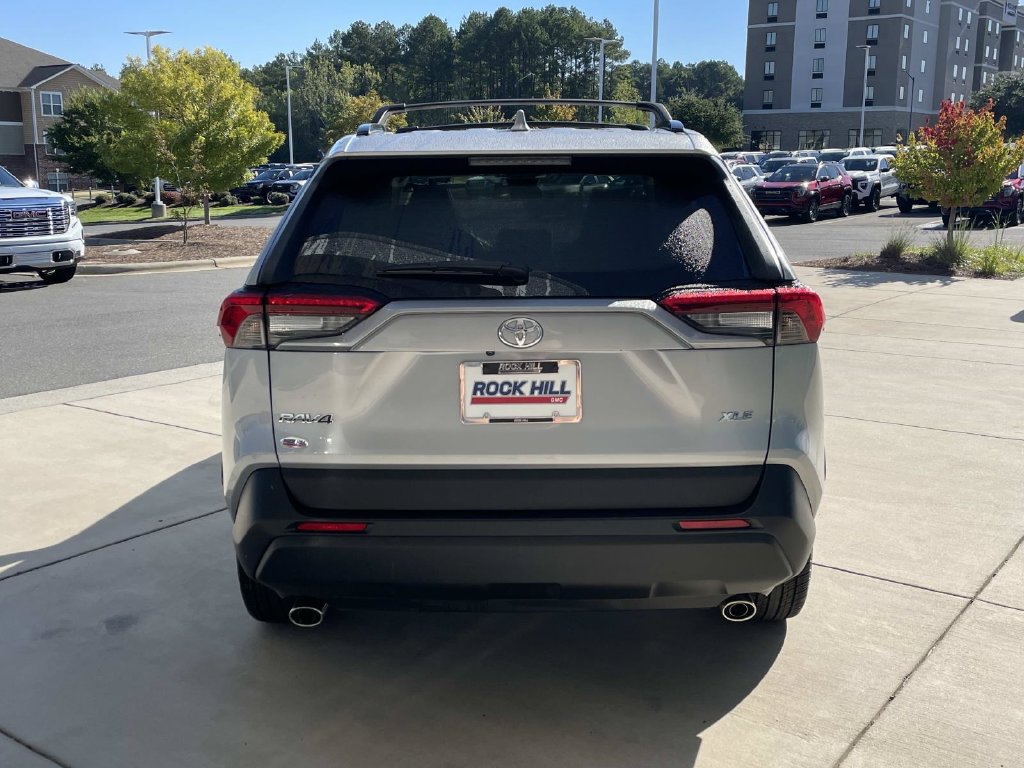 Used 2019 Toyota RAV4 XLE Premium FWD image 3