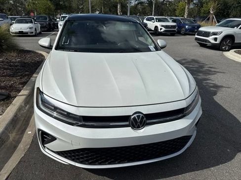 Used 2026 Volkswagen Jetta SE FWD image 2