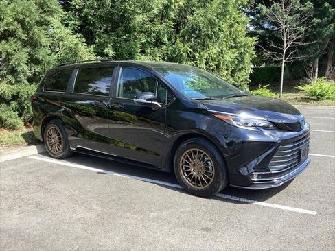 Certified 2025 Toyota Sienna Platinum AWD/4WD image 8