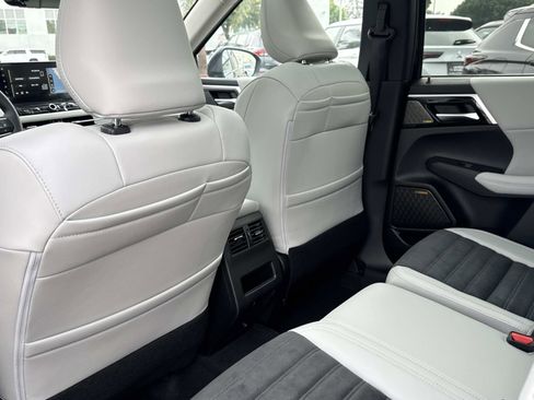 New 2025 Mitsubishi Outlander SE image 12