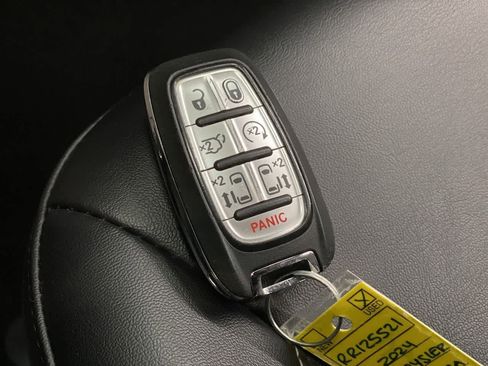 Used 2024 Chrysler Pacifica Touring-L FWD image 28