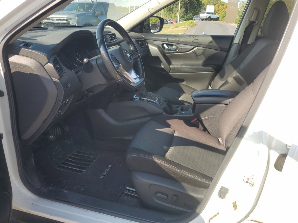 Used 2020 Nissan Rogue SV FWD image 12
