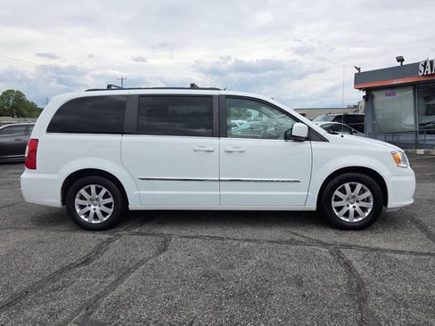 Used 2016 Chrysler Town & Country Touring FWD image 9