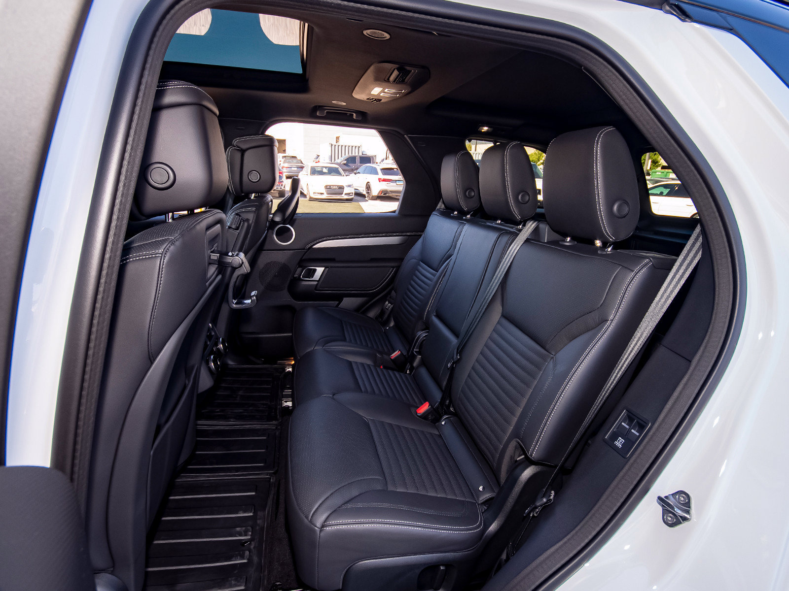 New 2026 Land Rover Discovery Limited Edition AWD/4WD image 45