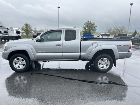 Used 2015 Toyota Tacoma 4x4 Access Cab V6 w/ TRD Sport Package image 4